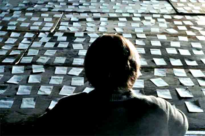 Synecdoche, New York, de 2008, é o terceiro da lista. Sob a direção de Charlie Kaufman, a obra explora questões de identidade, mortalidade e percepção da realidade. Ela utiliza uma estrutura narrativa fragmentada e cheia de simbolismos.