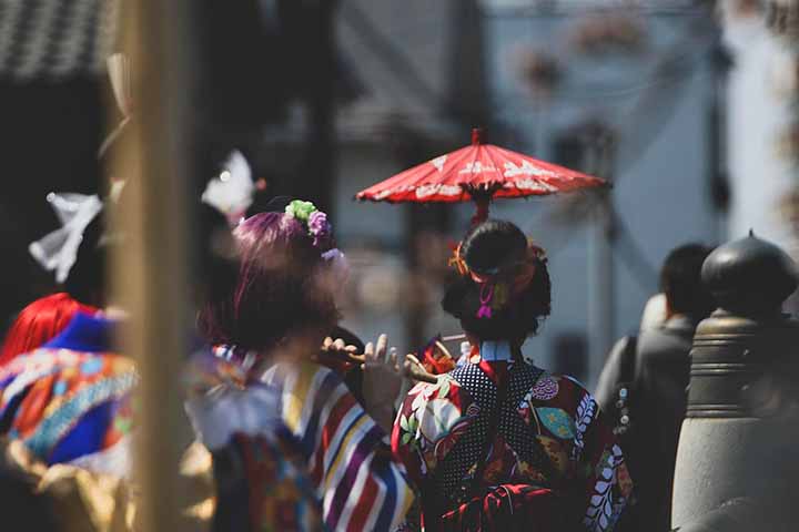 Atualmente, essa dimensão sobrevive em celebrações onde o guarda-chuva atua como um veículo ritual. Uma delas é o Yasurai Matsuri de Kyoto, em abril, quando os participantes utilizam os guarda-chuvas florais para extrair as doenças.