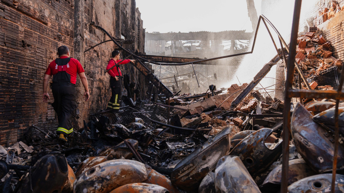 Arredores do inc&ecirc;ndio na sucata Chico Alves e casas interditadas pela Defesa Civil de Fortalza