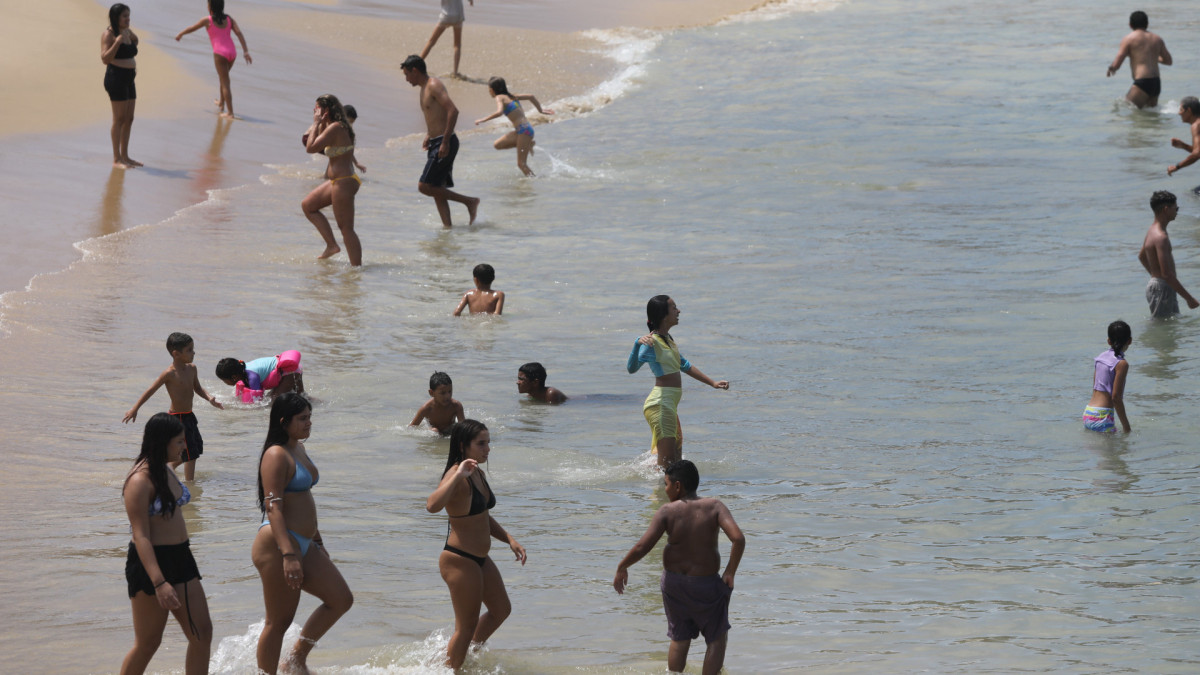 Movimenta&ccedil;&atilde;o nas barracas da Praia do N&aacute;utico, em Fortaleza