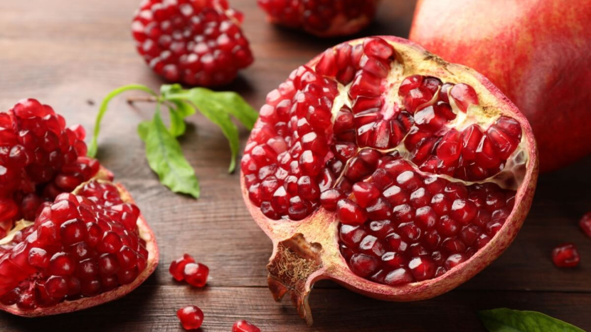 Romã: 8 benefícios para a saúde e ideias para usar a fruta no dia a dia