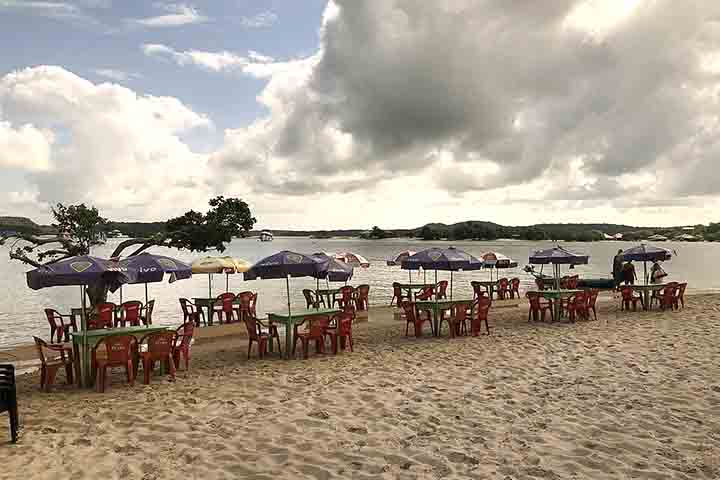 Para planejar a visita, vale reforçar: a melhor época para quem busca as praias visíveis é agosto a dezembro, quando o nível dos rios está baixo e a areia branca se estende. 
