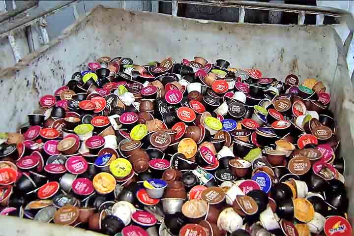 A partir dos anos 2000, o mercado explodiu. Marcas investiram em marketing, variedade de sabores e parcerias com celebridades, transformando o café em cápsula em um produto premium.