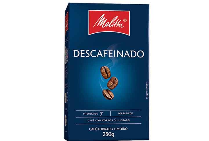 Um desses exemplos é o café descafeinado, muitas vezes visto como inofensivo por ter a cafeína reduzida ou removida — a substância estimulante naturalmente presente nos grãos.