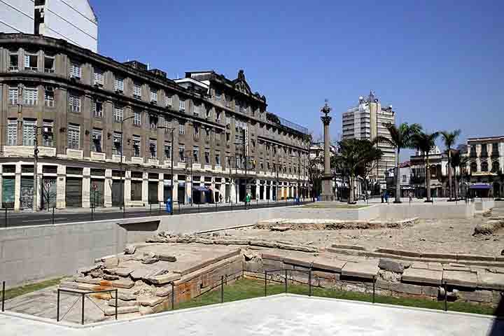 O sítio arqueológico do Cais do Valongo, na Zona Portuária do Rio de Janeiro carrega muita cultura e a história dos escravos. Assim, o governo federal sancionou a Lei 15.203, que reconhece o local como patrimônio histórico-cultural afro-brasileiro essencial à formação da identidade nacional.