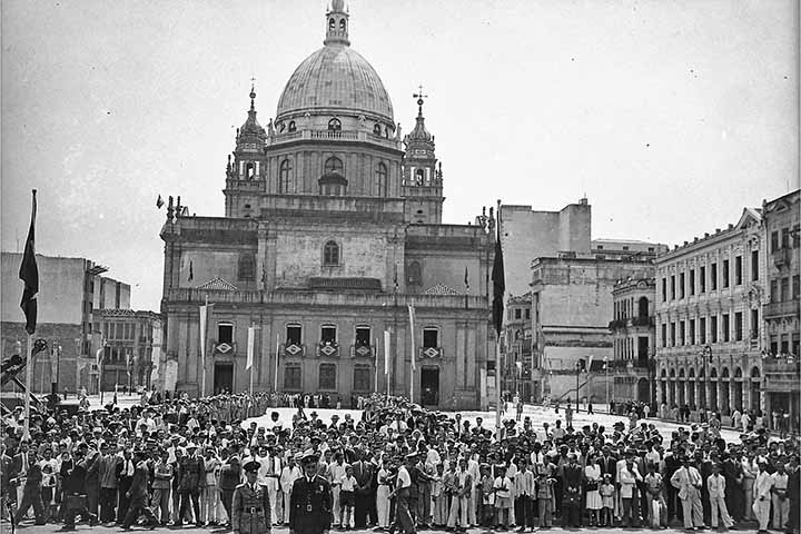 Durante a ditadura militar (1964 - 1985), a Candelária foi palco da missa de 7º dia do estudante Edson Luís, morto por policiais militares em março de 1968 durante protestos no restaurante estudantil Calabouço, no centro do Rio de Janeiro. Na saída da solenidade, tropas da polícia avançaram contra as pessoas, em momento que a repressão do regime autoritário vinha se intensificando. 



