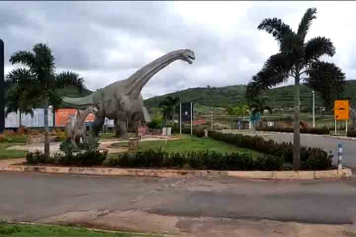 Anilson criou a escultura do Camarassauro, dinossauro herbívoro quadrúpede que viveu no período Jurássico, na América do Norte. 