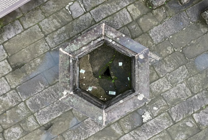 O local também guarda mistérios, como o “buraco do pato” que, segundo a lenda, é conectado ao rio. 