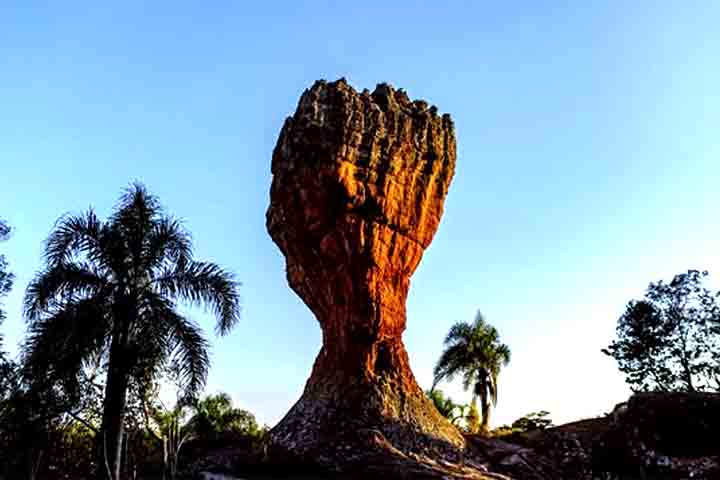 O lugar ficou conhecido por suas formações de arenito, como a “Pedra da Taça”, uma das mais populares.