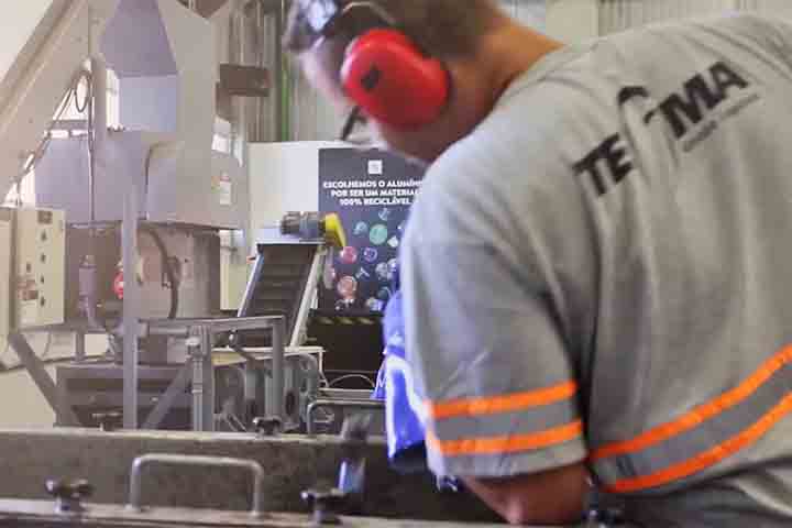 Já as cápsulas plásticas exigem identificação do tipo de polímero para que sejam encaminhadas corretamente às cooperativas de reciclagem, algo que ainda é um obstáculo em muitas cidades.