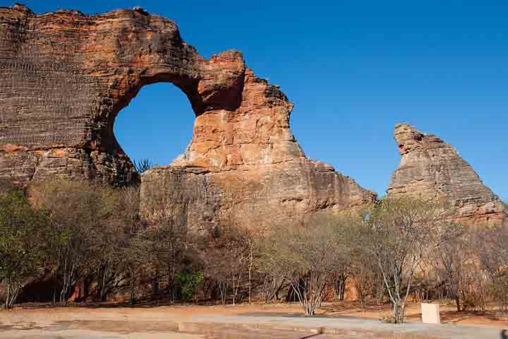 Parque Nacional da Serra da Capivara, Piauí – Conhecido por abrigar a maior e mais antiga concentração de sítios pré-históricos das Américas, com milhares de pinturas rupestres que datam de mais de 25 mil anos.
