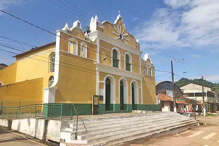 Ainda que, no início do século 20, Alter do Chão tenha integrado rotas de exportação de látex das seringueiras, foi a partir da década de 1990 que o turismo emergiu como alicerce econômico da região. 
