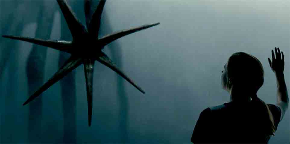 A Chegada não foca em batalhas espaciais ou invasões alienígenas, mas sim na comunicação e na linguagem como ferramentas para entender o desconhecido. 