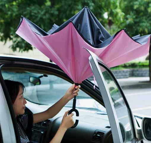 O invertido é um modelo mais moderno, que abre e fecha ao contrário, ideal para não molhar o carro ou o interior da casa.