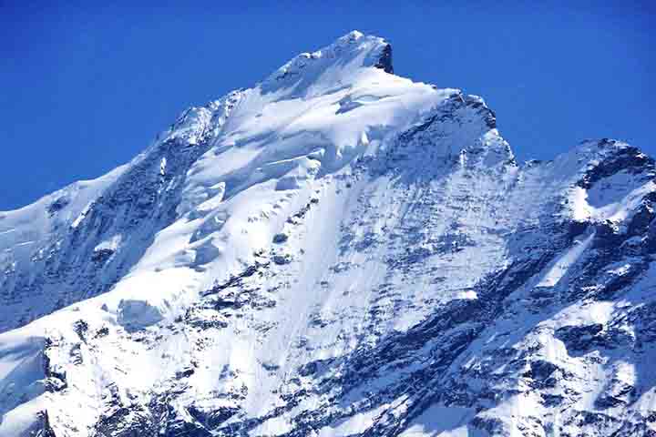 Täschhorn (4.490 m) - Vizinho ao Dom, o Täschhorn é um pico de grande dificuldade técnica e rara procura, justamente por sua rota exposta e desafiadora. Sua silhueta afiada define o horizonte do Vale de Matter, compondo um dos conjuntos mais dramáticos dos Alpes Peninos.
