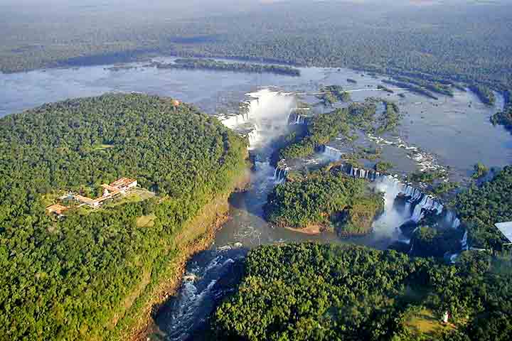 Parque Nacional do Iguaçu, Paraná – Lar das espetaculares Cataratas do Iguaçu, o parque protege um ecossistema de Mata Atlântica subtropical, sendo um dos maiores remanescentes florestais da região e um santuário da biodiversidade.
