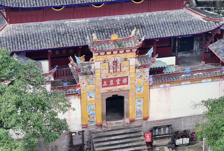 Conhecido como a Shibao, a joia de pedra, Shibaozhai é uma combinação de templo, fortaleza e mirante, tudo no mesmo lugar.  