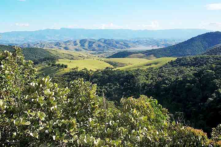 Reservas da Mata Atlântica do Sudeste, São Paulo e Paraná – Conjunto de parques e reservas que protegem remanescentes de Mata Atlântica, com espécies endêmicas, florestas úmidas, montanhas e rica biodiversidade.