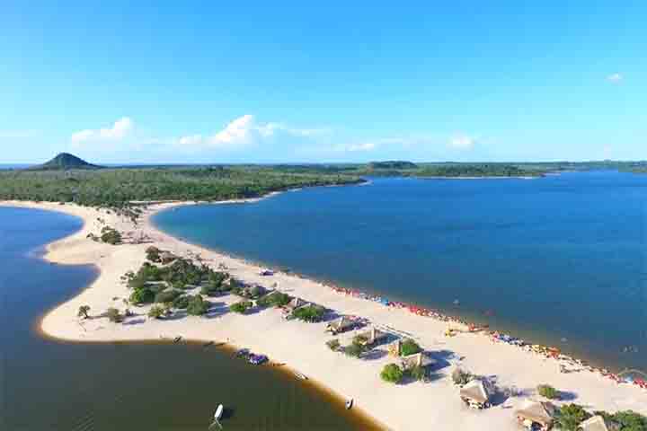 O cenário é composto de areia branca, água doce, sol generoso e uma vegetação exuberante que encanta os visitantes.
