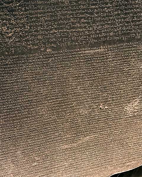 Na Pedra de Roseta o texto está registrado em hieróglifos e também na escrita demótica egípcia, o idioma administrativo e cotidiano do Egito na época, e em grego antigo, a língua oficial da administração durante a dominação da Grécia durante a dinastia ptolomaica. 
