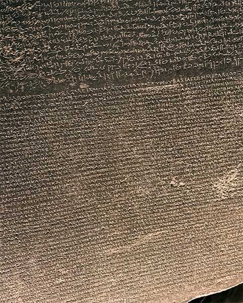 Na Pedra de Roseta o texto está registrado em hieróglifos e também na escrita demótica egípcia, o idioma administrativo e cotidiano do Egito na época, e em grego antigo, a língua oficial da administração durante a dominação da Grécia durante a dinastia ptolomaica. 
