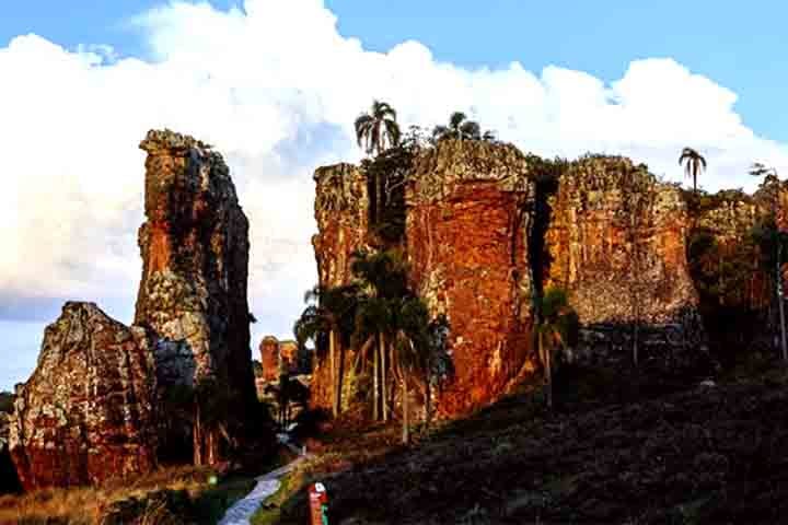 Criado em 1953 e tombado como Patrimônio Histórico e Artístico do Estado em 1966, o Parque Estadual de Vila Velha é considerado o primeiro parque do Paraná.