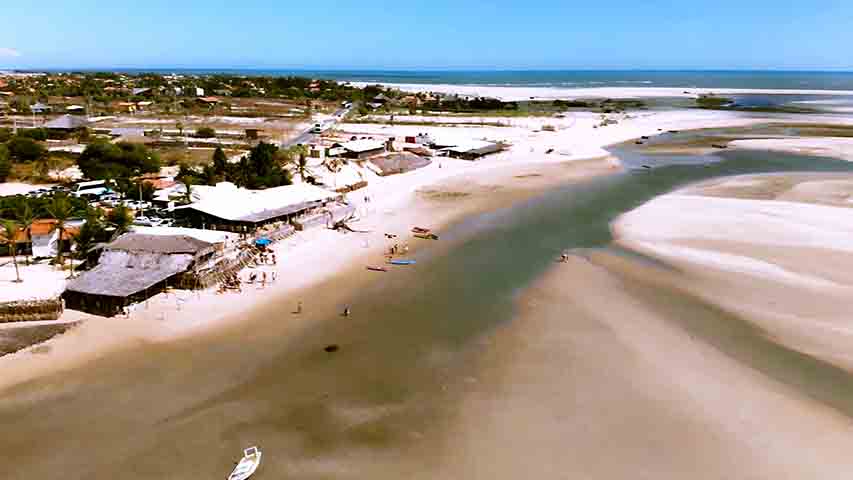 Praia do Maramar - Localizada na cidade de Luís Correia, próximo à Praia do Macapá, é mais uma praia piauiense em que reinam a tranquilidade e as belezas naturais. Com extensa faixa de areia branca e fina, tem um mar convidativo para mergulhos e prática de esportes como o kitesurf.
