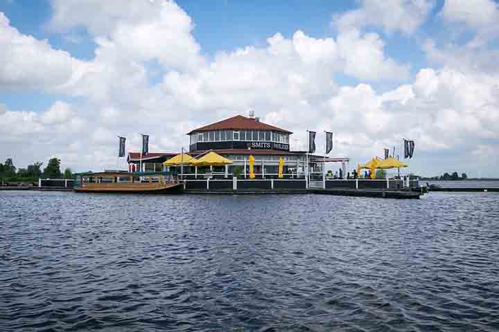 Os barcos são usados ​​para tudo, desde o transporte diário e compras até mesmo serviços essenciais como a entrega de mercadorias.