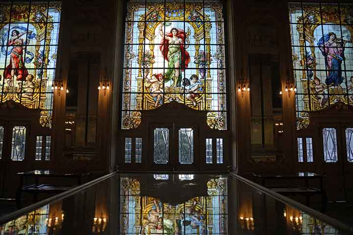 O interior do Theatro é repleto de obras de arte, com vitrais, esculturas, afrescos e desenhos de artistas brasileiros como Eliseu Visconti, Rodolfo Amoedo e João Zeferino da Costa. 

