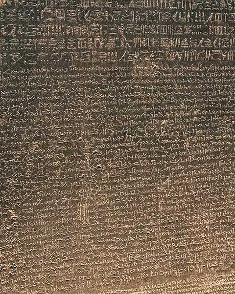 Nos escritos, a Pedra de Roseta traz um decreto de 196 a.C. que exalta o faraó Ptolomeu V e registra benefícios concedidos aos templos e sacerdotes.
O texto, gravado em hieróglifos, demótico e grego, celebra seu reinado e ordena que o decreto fosse exibido em todo o Egito.

