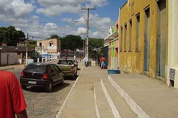 Entre os anos de 1824 e 1827 houve uma drástica seca, que fez com que Pedro da Costa Avelar e Vicente Ferreira de Sousa abandonassem o povoado estabelecido por eles e retornassem à propriedade de Francisco Feio.