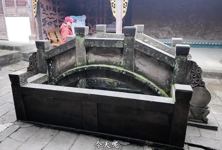 Outro elemento marcante é a ponte do amor, associada a crenças sobre boa sorte e realização de desejos.