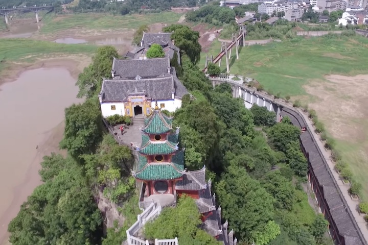 Até hoje, há restos de um antigo forte e de um canhão, construídos na época da dinastia Qing. 