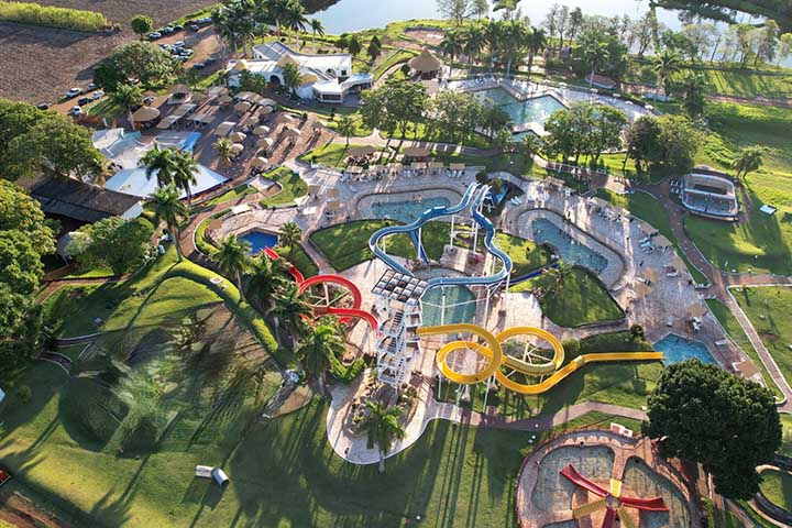 O Solar das Águas Quentes é um clube de águas termais de Maringá. Por lá, o visitante pode desfrutar de momentos de lazer e tranquilidade, em meio a uma linda área verde de 72 mil metros quadrados. 