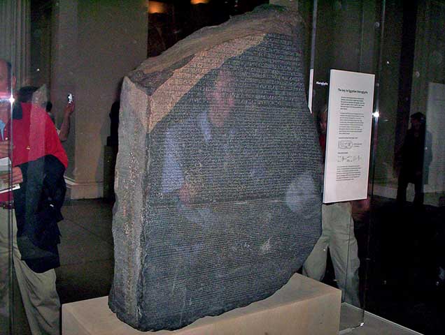 A Pedra de Roseta é, na verdade, uma rocha semelhante ao granito, chamada laje de granodiorito. Com 114 cm de altura e 72 cm de largura, ela pesa aproximadamente 760 kg. 

