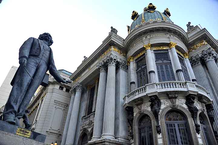 A arquitetura do edifício teve forte inspiração da Ópera Garnier, de Paris, combinando elementos do classicismo europeu com riqueza de detalhes e uma ornamentação exuberante. 
