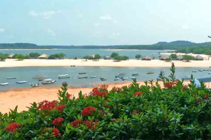 O acesso é relativamente fácil, pois Santarém possui um aeroporto internacional com voos regulares. A partir dele, são cerca de 30 a 40 minutos de carro até Alter do Chão.

