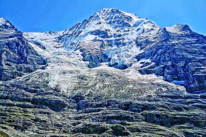 Eiger (3.967 m) - Conhecido mundialmente por sua temida face norte - a “Nordwand” -, é uma das paredes de escalada mais difíceis e perigosas do alpinismo. Sua história é marcada por conquistas heroicas, tragédias e um fascínio quase místico entre montanhistas.
