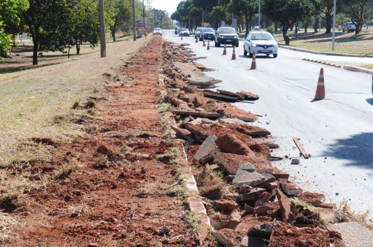 Lesões causadas por quedas em vias públicas - Caso que envolve, principalmente, idosos. Ruas com problemas que provocarem quedas com ferimentos nas pessoas dão margem a ação judicial, seja por falta de iluminação, sinalização ou conservação do pavimento. 