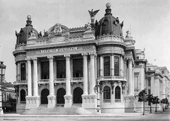 A inauguração do Theatro Municipal do Rio de Janeiro se deu em 14 de julho de 1909, com a realização de cerimônia solene e um concerto que teve a presença de artistas nacionais e internacionais. 
