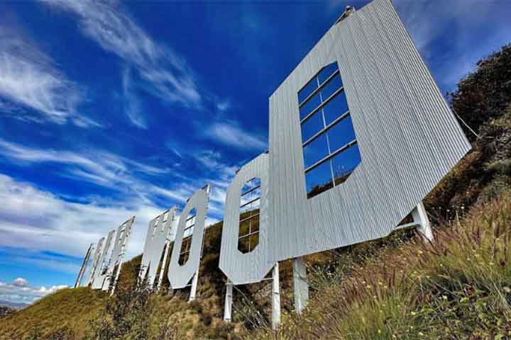 Entre nomes que ajudaram, estão Hugh Hefner, fundador da revista Playboy e o roqueiro Alice Cooper, porém vários nomes importantes também contribuíram para a reconstrução. Assim, as novas letras possuem 13,7 m de altura e variam entre 9,4 m e 12 m de largura. 