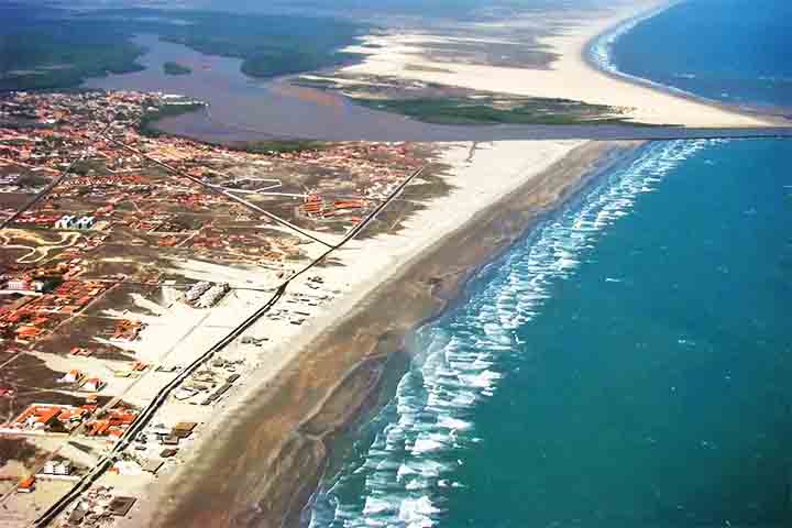 Praia Peito de Moça - Batizada com esse nome em função dos moldes de suas dunas, situa-se entre as Praias do Coqueiro e Atalaia. É uma praia tranquila, preenchida por areias brancas e mar azul. 
