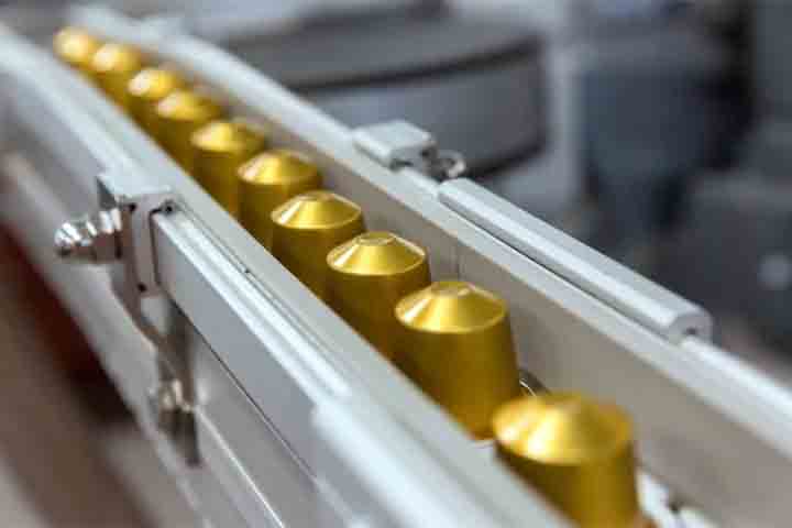 No caso das cápsulas de alumínio, o material pode ser reciclado inúmeras vezes sem perder qualidade, voltando à cadeia produtiva em forma de novos produtos.