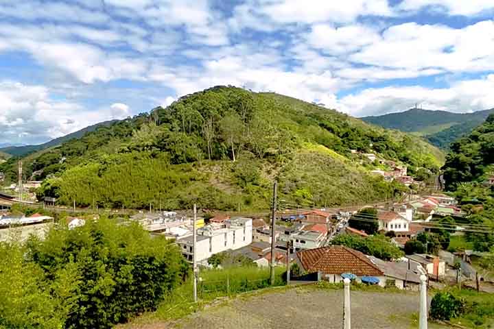 Além disso, o clima tropical de altitude mantém temperaturas agradáveis e chuvas regulares, o que torna o ambiente ainda mais propício à vida.