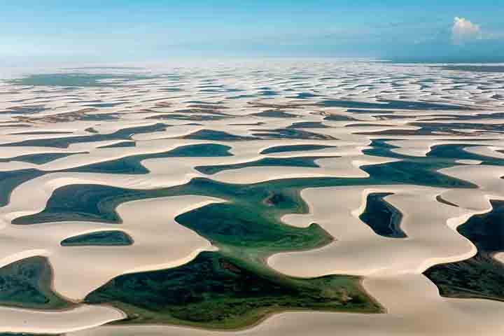 Parque Nacional dos Lençóis Maranhenses, Maranhão – Famoso por suas dunas brancas intercaladas com lagoas de água cristalina formadas pelas chuvas, é um dos cenários naturais mais impressionantes do Brasil.