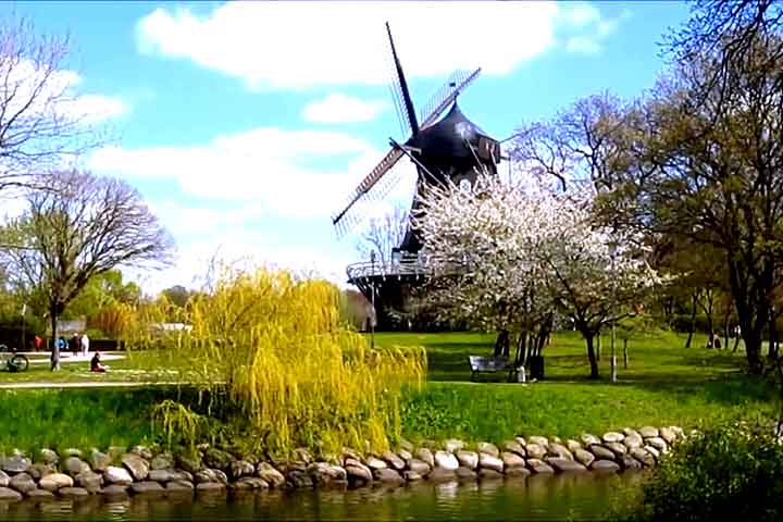 A cidade abriga uma sociedade extremamente multicultural. Grandes ondas migratórias desde os anos 1950 transformaram o perfil demográfico, incluindo grupos dos Bálcãs, Ásia e Europa Oriental.
