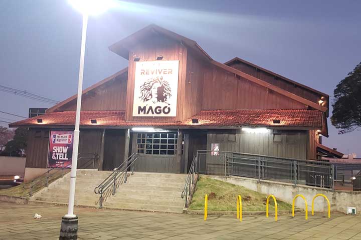 O Teatro Reviver tem 411m² construídos em madeira e sua arquitetura lembra um casarão. Conta com equipamentos de som e luz, 03 camarins e palco com 72 m². Sua capacidade é para 207 espectadores.