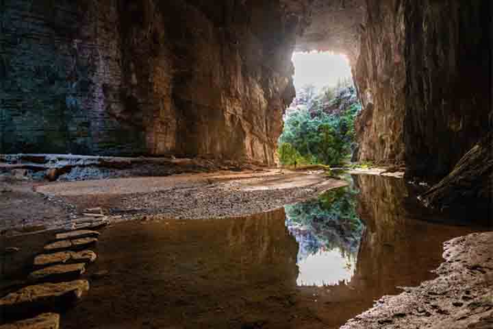 Parque Nacional Cavernas do Peruaçu, Minas Gerais – Com seu vasto sistema de cavernas calcárias e sítios arqueológicos com artes rupestres, o parque oferece uma combinação de beleza geológica e história.