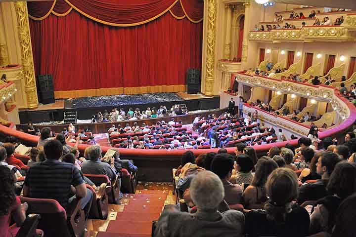 Em mais de um século de história, o Theatro Municipal do Rio de Janeiro já foi palco de grandes espetáculos de ópera, balé e música clássica. 
