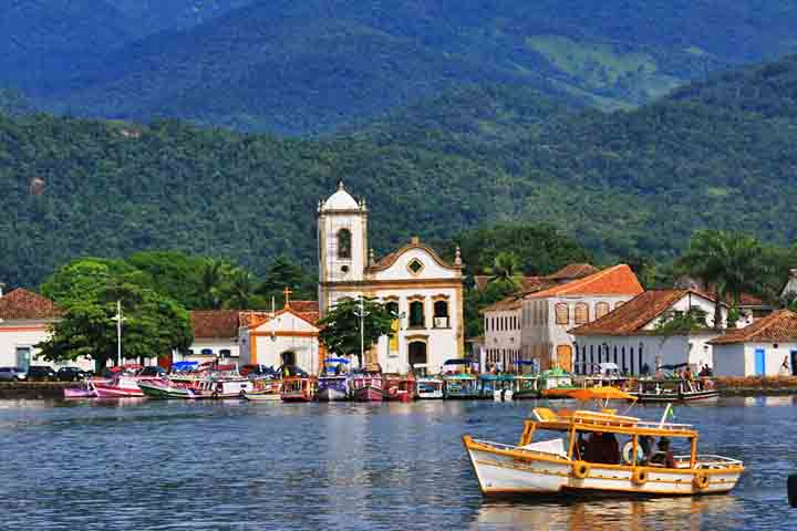 Paraty e Ilha Grande (Cultura e Biodiversidade), Rio de Janeiro – Une patrimônio cultural (centro histórico colonial de Paraty) e ambiental (florestas, montanhas e áreas marinhas de Ilha Grande), sendo um raro sítio misto da lista.